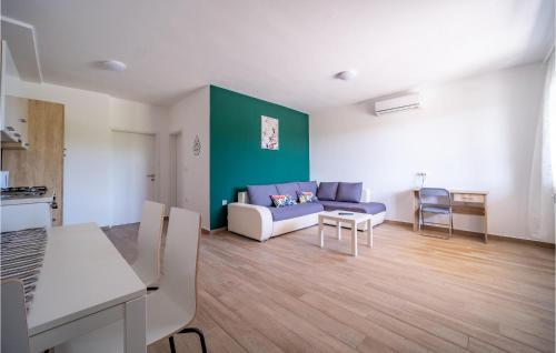 Posedenie v ubytovaní Nice Apartment In Rakovica With Wifi