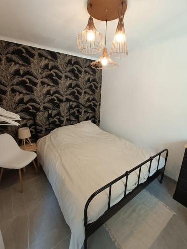 une chambre avec un lit, une table et une chaise dans l'établissement SUPERBE APT VUE MER- 6 pers- HYPER CENTRE, au Grau-du-Roi