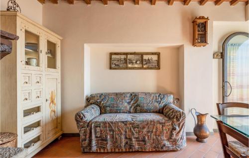 a living room with a chair and a glass table at Stunning Home In Mazzolla With Wifi in Mazzolla