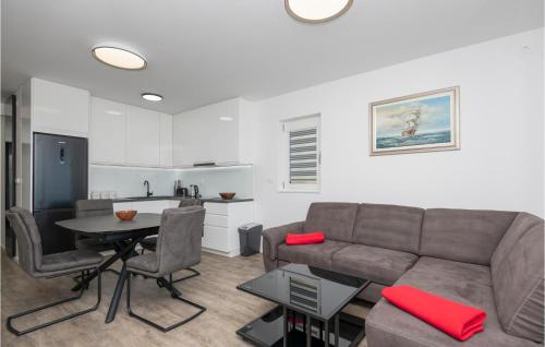 Una cocina o cocineta en Cozy Apartment In Tucepi