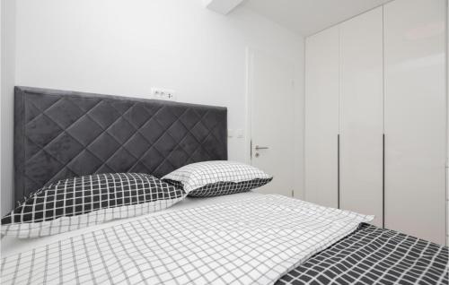 Una cama o camas en una habitación de Cozy Apartment In Tucepi