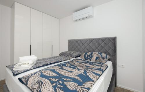 Una cama o camas en una habitación de Cozy Apartment In Tucepi