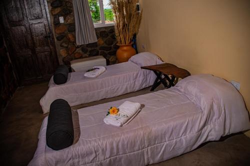 three beds in a room with at Cabañas 2Tierras in Chicoana