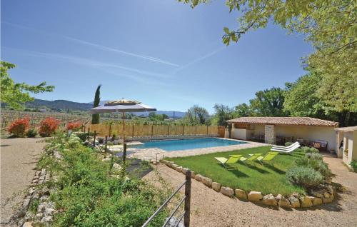 une cour avec une piscine et un parasol dans l'établissement Awesome Home In St Marcellin L Vaison, à Vaison-la-Romaine