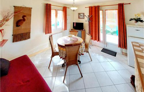 Μια τηλεόραση ή/και κέντρο ψυχαγωγίας στο 2 Bedroom Nice Home In Souvigne