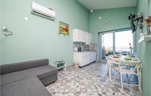 Beautiful Apartment In Gondolici