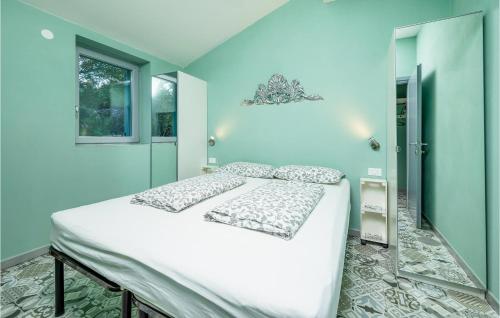 Beautiful Apartment In Gondolici