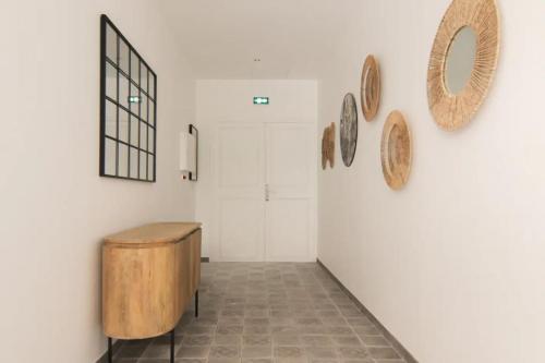 un couloir avec une table en bois et des miroirs au mur dans l'établissement Angleterre 1 - Nice Centre - 2 pièces Terrasse, à Nice