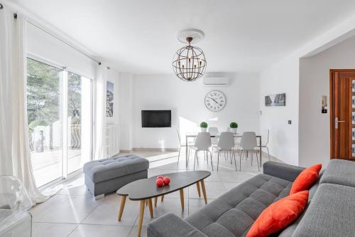 un salon avec un canapé et une table dans l'établissement L'Angeannie, à Roquefort-la-Bédoule