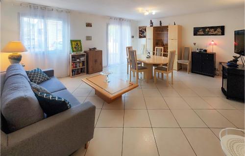 un salon avec un canapé et une table dans l'établissement Beautiful Home In Nébian With Wifi, à Nébian