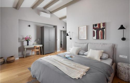 une chambre avec un grand lit et un bureau dans l'établissement Villa Flower, à Sveti Lovreč Pazenatički