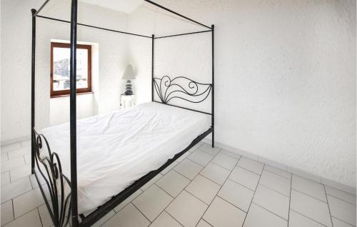 Postel nebo postele na pokoji v ubytování 2 Bedroom Beautiful Apartment In Ruoms