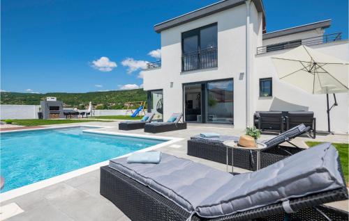 Stunning Home In Donji Prolozac