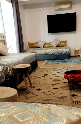 Μια τηλεόραση ή/και κέντρο ψυχαγωγίας στο Villa vue mer TAMRAGHT avec piscine et terrasses 15 lits