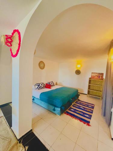 Ένα ή περισσότερα κρεβάτια σε δωμάτιο στο Villa vue mer TAMRAGHT avec piscine et terrasses 15 lits