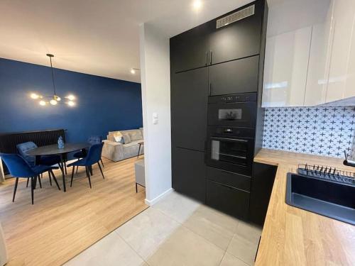 Kuchyňa alebo kuchynka v ubytovaní Apartment Wola Tower