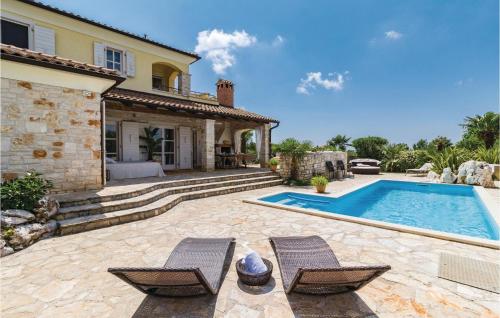 Bazén v ubytování Three-Bedroom Holiday Home In Stifanici nebo v jeho okolí