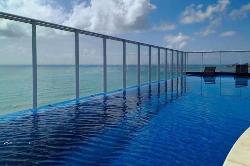 una piscina con vista al mar en Luxury único excelente vista mar, en Maceió