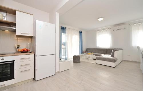 kuchnia z białymi urządzeniami i salon w obiekcie Apartment Vrsi-Mulo 11 w mieście Kod Mula
