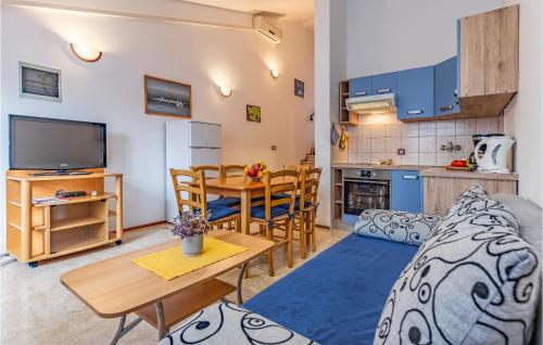Kuchyň nebo kuchyňský kout v ubytování Two-Bedroom Apartment In Medulin