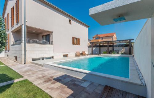 Bazén v ubytovaní Cozy Home In Biograd Na Moru With Sauna alebo v jeho blízkosti