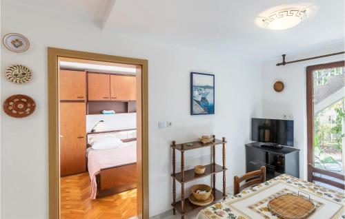 2 Bedroom Beautiful Apartment In Pula