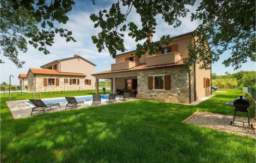 a house with a yard with a swimming pool at Villa Brih Iii in Motovun