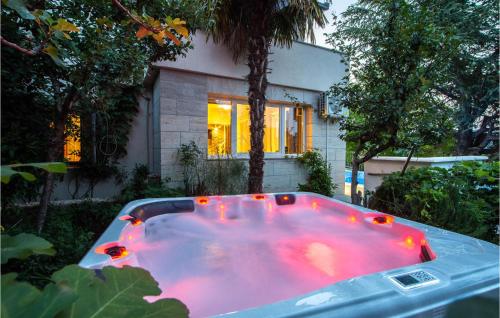 een hot tub voor een huis bij Cozy Home In Kamenmost With Sauna in Kamenmost