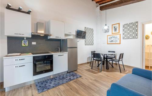 eine Küche und ein Wohnzimmer mit Tisch und Stühlen in der Unterkunft Cozy Apartment In Rignano Sull'arno in Rignano sullʼArno