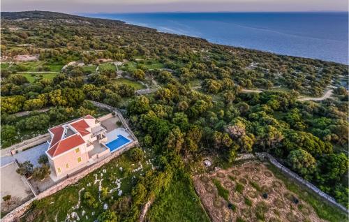 an aerial view of a house with a swimming pool at Pet Friendly Home In Lun in Lun