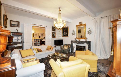 Elle comprend un salon doté d'un mobilier blanc et d'une cheminée. dans l'établissement Nice Home In Ventenac-En-Minervois, à Ventenac en Minervois