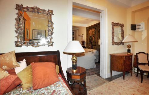 un salon avec un canapé et un miroir dans l'établissement Nice Home In Ventenac-En-Minervois, à Ventenac en Minervois