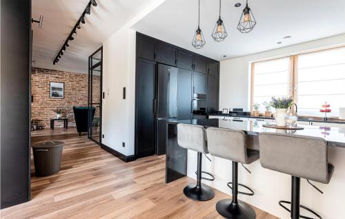 Μια τηλεόραση ή/και κέντρο ψυχαγωγίας στο Nice Home In Nowa Wies Ostródzka