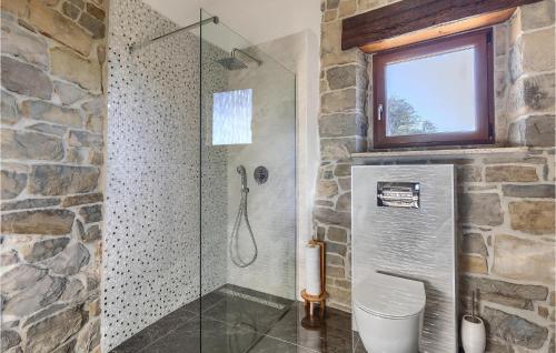 Ένα μπάνιο στο Villa Poji