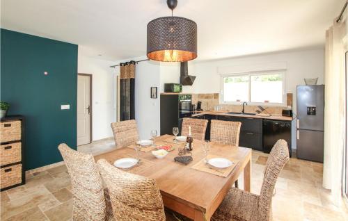 une cuisine et une salle à manger avec une table et des chaises en bois dans l'établissement La Comtesse, à Grignan