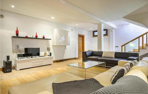 Una sala de estar con un sofá y un televisor. en Amazing Home In Playa Blanca With Sauna, en Playa Blanca