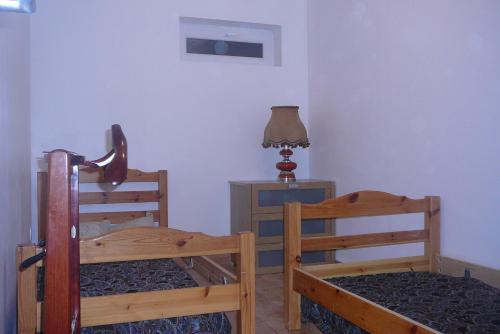 une chambre avec deux lits superposés et une lampe dans l'établissement Grand appartement avec terrasse, à Marlenheim