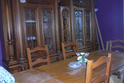une salle à manger avec une table et des chaises en bois dans l'établissement Grand appartement avec terrasse, à Marlenheim