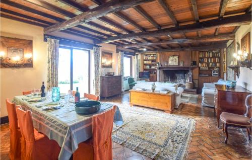 Гостиная зона в Amazing Apartment In Ficulle With Wifi