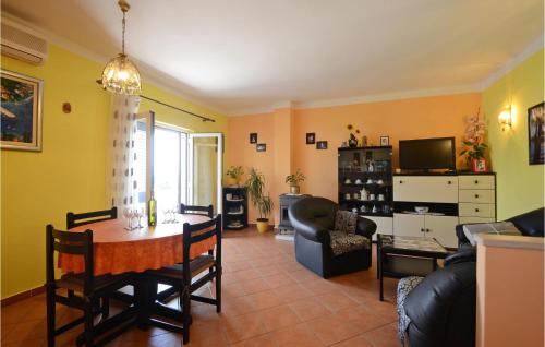 Χώρος καθιστικού στο Cozy Apartment In Racisce With Wifi