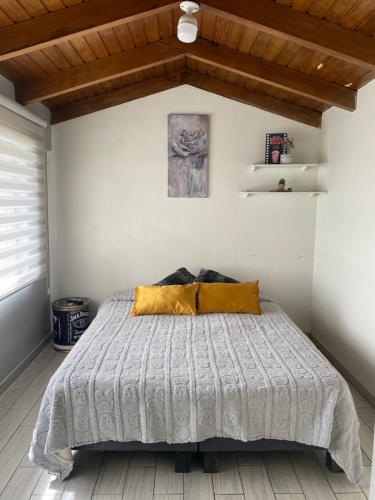 Ένα ή περισσότερα κρεβάτια σε δωμάτιο στο Mini departamento en Quito