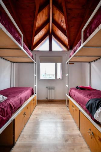 En eller flere senge i et værelse på Mistico Hostel 23