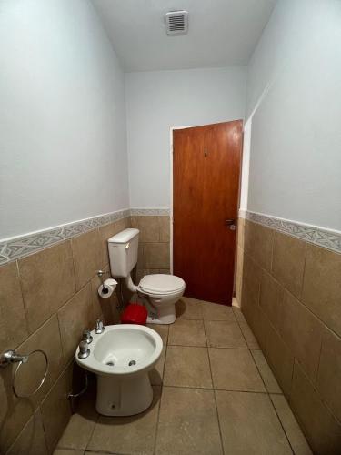 a bathroom with a toilet and a sink at Complejo Las Hortensias de Fausti in Jesús María