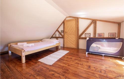 Ένα ή περισσότερα κρεβάτια σε δωμάτιο στο 4 Bedroom Nice Home In Radovanci