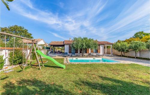 podwórko ze zjeżdżalnią i basenem w obiekcie 2 Bedroom Gorgeous Home In Pula w Puli