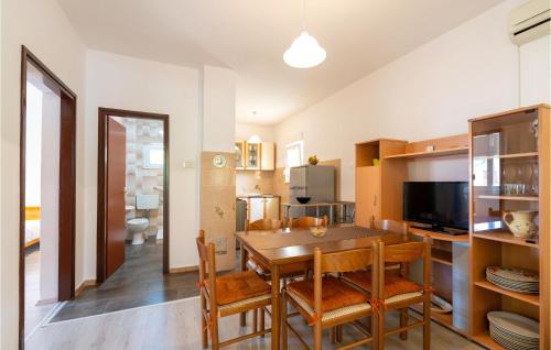 Kuchyňa alebo kuchynka v ubytovaní Four-Bedroom Holiday Home Krusevo With Sea View 05