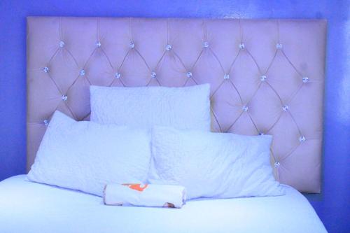 un letto con testiera rosa e cuore sopra di Royal Guest House & and Lodge a Pietermaritzburg