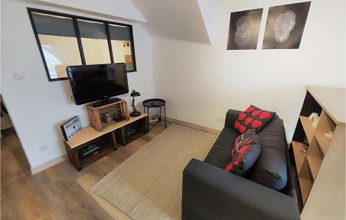 un salon avec un canapé et une télévision à écran plat dans l'établissement Amazing Apartment In Bessan With Wifi, à Bessan