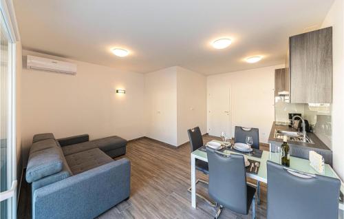 1 Bedroom Cozy Apartment In Seget Donji