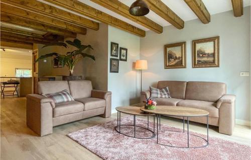 Χώρος καθιστικού στο Gorgeous Home In Hellendoorn With Sauna
